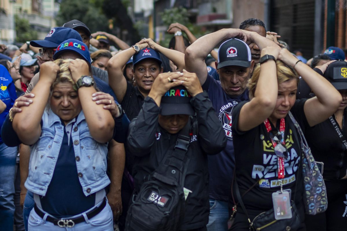 Personas participan en un simulacro este sábado, en Caracas (Venezuela). EFE/ Miguel Gutiérrez

