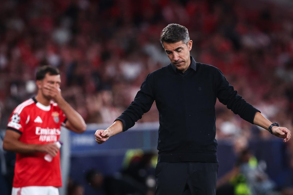 El ya exentrenador del Benfica, Bruno Lage, reacciona durante el partido de la Liga de Campeones entre el Benfica y el Qarabag en Lisboa. EFE/EPA/RODRIGO ANTUNES