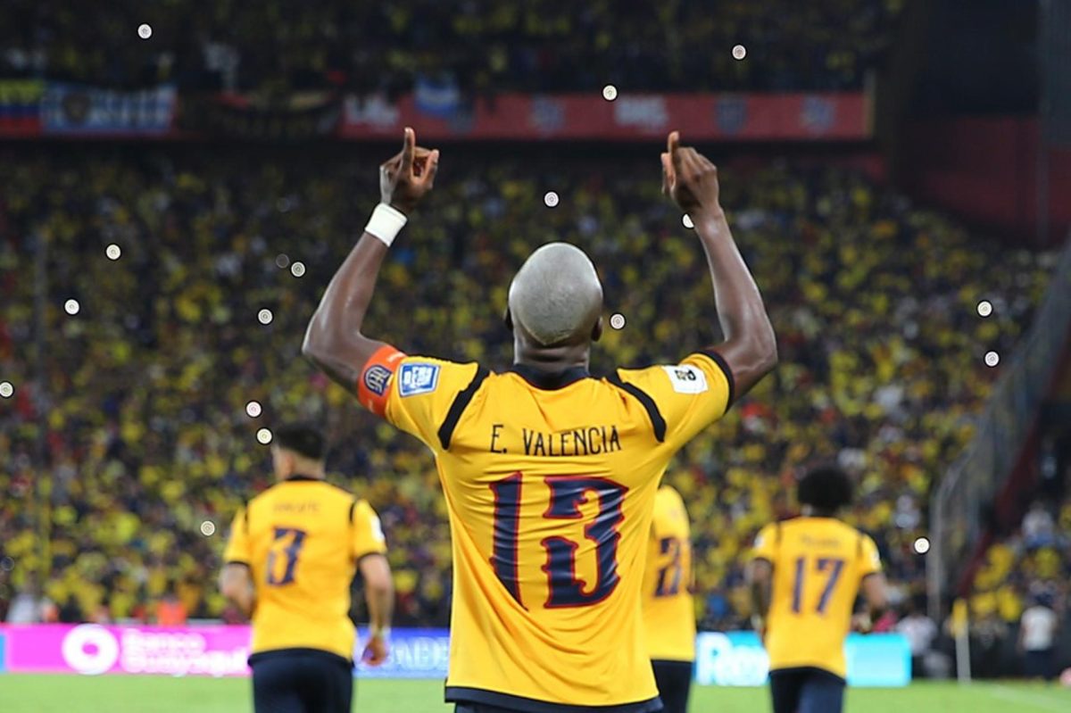 Enner Valencia de Ecuador celebra un gol en un partido por las eliminatorias a la Copa Mundial 2026 entre Ecuador y Argentina. EFE/ José Jácome

