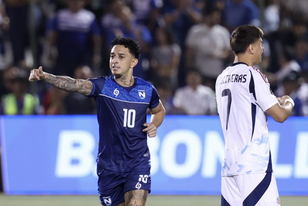 Byron Bonilla (i), de Nicaragua, celebra un gol en un partido por la clasificación de Concacaf para la Copa Mundial de Fútbol entre Nicaragua y Costa Rica en el estadio Nacional de Fútbol, en Managua (Nicaragua). EFE/ STR