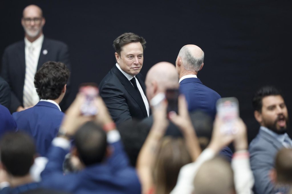 Elon Musk llega para asistir en el funeral de Charlie Kirk, activista ultraconservador asesinado el pasado 10 de septiembre, en el State Farm Stadium en Glendale, Arizona, EE. UU., el 21 de septiembre de 2025. EFE/EPA/Caroline Brehman