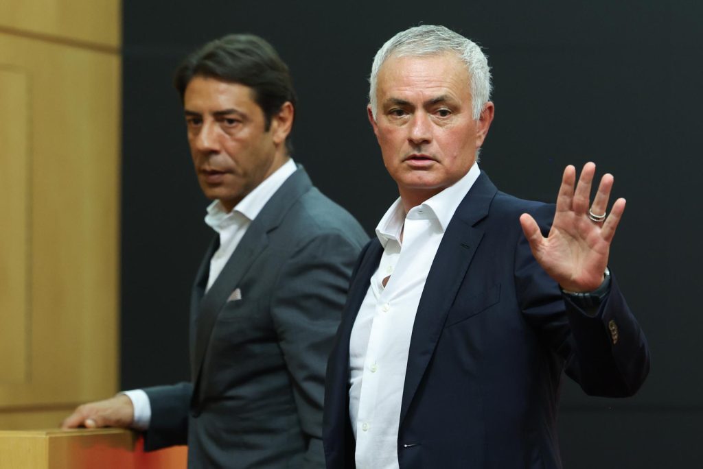 Jose Mourinho (D) junto al presidente del Benfica, Rui Costa, durante su presentación como nuevo entrenador del equipo lisboeta. EFE/EPA/José Sena Goulão