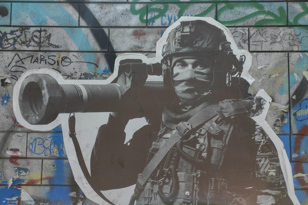 Imagen de archivo del grafiti de un soldado ucraniano en una calle de Kiev. EFE/ Rostyslav Averchuk