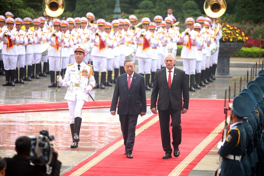 HANOI (Viet Nam), 01/09/2025.- Vietnamese General Secretary of the Communist Party To Lam (C) and Cuban President Miguel Diaz-Canel Bermudez (R) review the guard of honor at the Presidential Palace in Hanoi, Vietnam, 01 September 2025. Miguel Diaz-Canel Bermudez is on an official visit to Vietnam from 31 August to 02 September 2025. EFE/EPA/LUONG THAI LINH