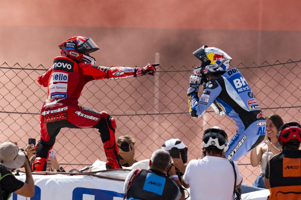 Los hermanos Márquez, Álex (d) y Marc (i) celebran su primer y segundo puesto, respectivamente, en el Gran Premio de Cataluña. EFE/ Siu Wu