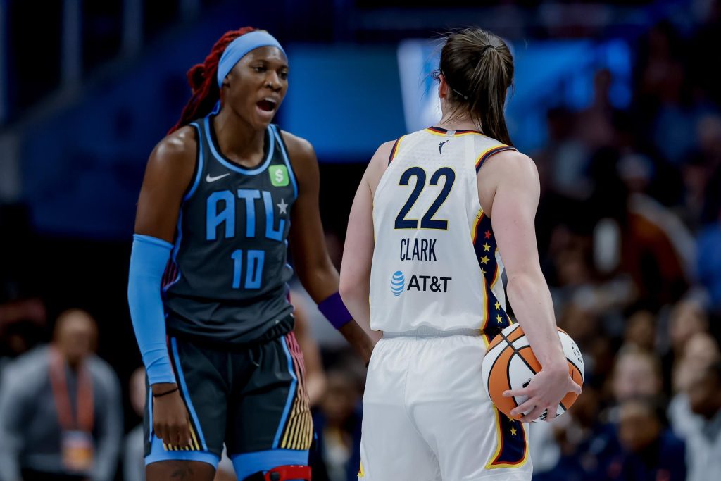 Rhyne Howard (izq), del Atlanta Dream, y Caitlin Clark ,de Indiana Fever, durante un partido de liga regular de la WNBA el pasado 22 de mayo. EFE/EPA/ERIK S. LESSER SHUTTERSTOCK OUT