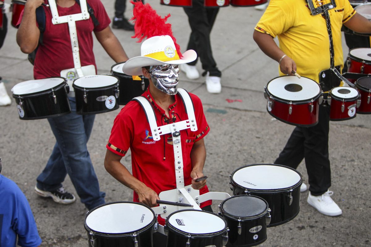Personas participan en los actos de conmemoración del aniversario de la ciudad de Tegucigalpa este sábado, en Tegucigalpa (Honduras). EFE/STR
