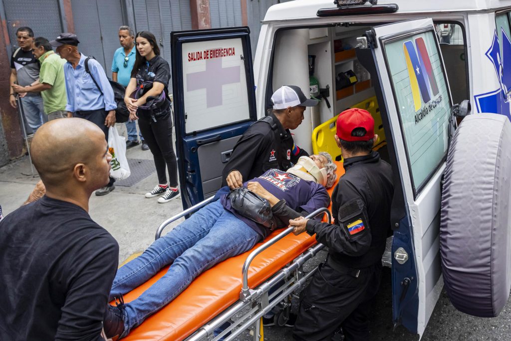 Personas participan en un simulacro este sábado, en Caracas (Venezuela). EFE/ Miguel Gutiérrez
