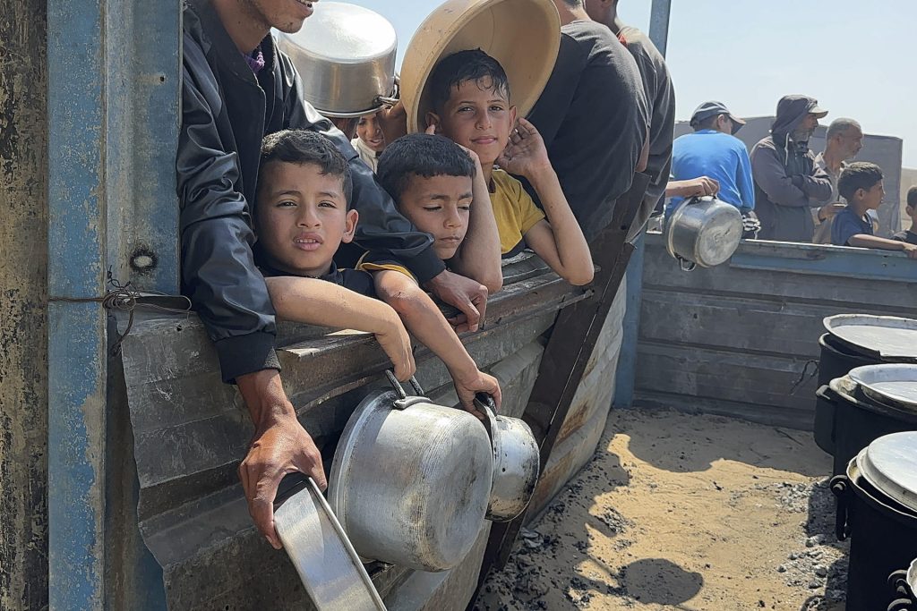 Foto de archivo de unos niños gazatíes esperando para recibir comida. EFE/ Ahmad Awad