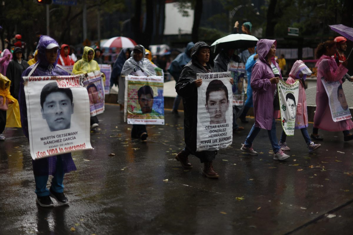 Padres y familiares de los 43 estudiantes de Ayotzinapa participan en una protesta en el onceavo aniversario de su desaparición, este viernes en Ciudad de México (México). EFE/ Sáshenka Gutiérrez
