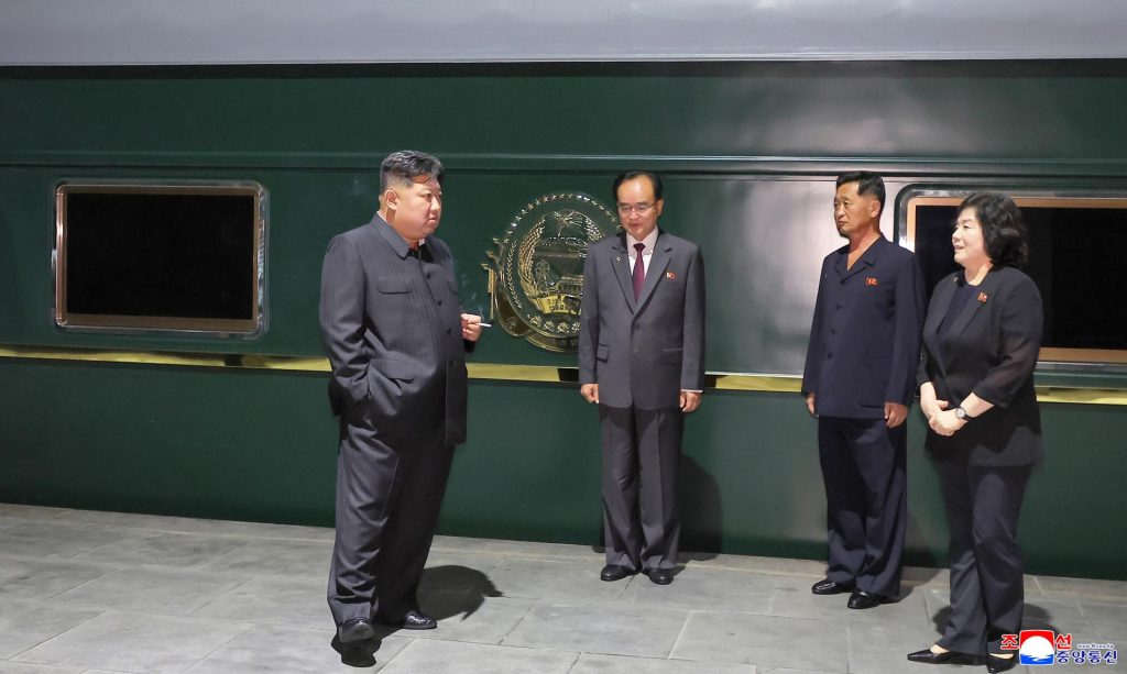 Una foto publicada por la Agencia Central de Noticias de Corea del Norte (KCNA) muestra al líder norcoreano Kim Jong Un (L) junto a su tren privado antes de partir hacia Beijing en Pyongyang, Corea del Norte, 01 de septiembre de 2025 (emitido el 02 de septiembre de 2025). El líder norcoreano partió el 01 de septiembre en su tren privado a Beijing para asistir a las celebraciones que marcan el 80 aniversario de la victoria de la Guerra de Resistencia del Pueblo Chino contra la Agresión Japonesa y la Guerra Mundial Antifascista, según Kim Chon Il, director del Departamento de Prensa e Información del Ministerio de Asuntos Exteriores de la RPDC. EFE/EPA/KCNA USO EDITORIAL SÓLO
 
//////////
 
Pyongyang (Korea, Democratic People's Republic Of), 01/09/2025.- A photo released by the official North Korean Central News Agency (KCNA) shows North Korean leader Kim Jong Un (L) standing by his private train before departing for Beijing in Pyongyang, North Korea, 01 September 2025 (issued 02 September 2025). The North Korean leader departed on 01 September on his private train to Beijing to attend celebrations marking the 80th anniversary of the victory of the Chinese People’s War of Resistance Against Japanese Aggression and the World Anti-Fascist War, according to Kim Chon Il, director of the DPRK Foreign Ministry’s Department of Press and Information. EFE/EPA/KCNA EDITORIAL USE ONLY