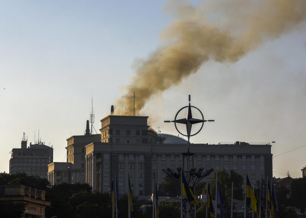 El humo se eleva sobre los edificios que albergan el gabinete de Ucrania en el centro de Kiev, el 7 de septiembre de 2025. EFE/SERGEY DOLZHENKO