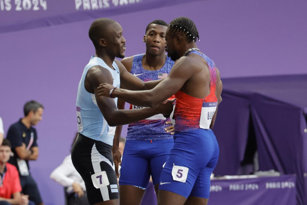 El atleta botsuano Letsile Tebogo (i), y los estadounidenses, Noah Lyles (d) y Erriyon Knighton (c) en la final de 200m masculino de los Juegos Olímpicos París 2024. EFE/ Lavandeira Jr