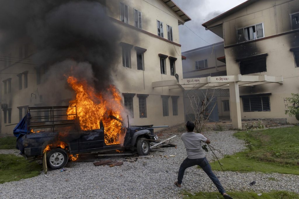 Manifestante prendiendo fuego a un automóvil durante las protestas de esta semana en Nepal. (Protestas) EFE/EPA/NARENDRA SHRESTHA