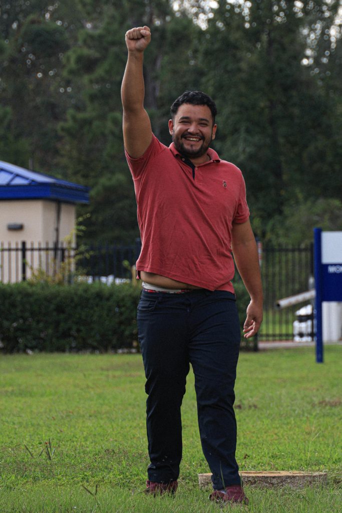 El activista venezolano Gregory Sanabria posa a su salida este jueves, del Montgomery Processing Center en Conroe, Texas (Estados Unidos). EFE/ Carlos Ramírez