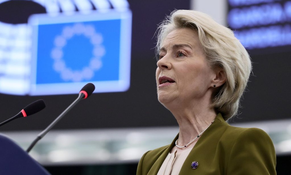 La presidenta de la Comisión Europea, Ursula von der Leyen, en el Parlamento Europeo. EFE/EPA/RONALD WITTEK