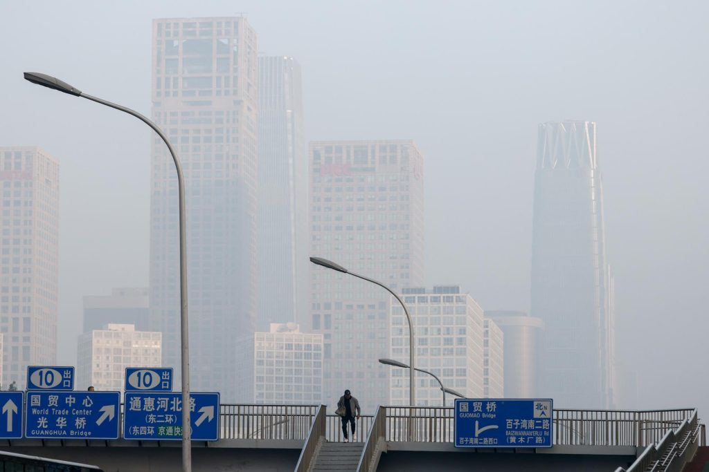 Beijing (China), 30/10/2023.- Imagen sobre la contaminación del aire. EFE/EPA/MARK R. CRISTINO /ARCHIVO