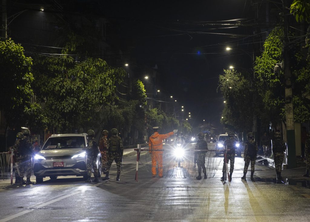 Soldados nepalíes montan guardia cerca del Palacio Presidencial en Kathmandu, Nepal, 12 de septiembre de 2025. 
EFE/EPA/NARENDRA SHRESTHA
 
//////////
 
Kathmandu (Nepal), 12/09/2025.- Nepalese soldiers stand guard near the Presidential Palace in Kathmandu, Nepal, 12 September 2025. A protest, which began on 08 September 2025 and was led by youths identifying as Generation Z against corruption and a government-imposed social media ban, turned violent and left at least 51 people dead, including police officers. Generation Z leaders hold talks with President Ram Chandra Paudel on appointing a new interim prime minister in Nepal. (Protestas) EFE/EPA/NARENDRA SHRESTHA