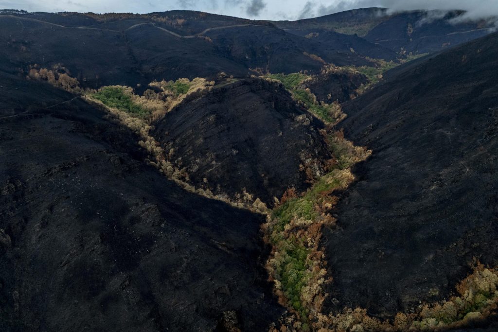 Imagen de archivo de una vista aérea de la superficie calcinada en Vilamartín de Valdeorras (Ourense) este agosto. EFE/Brais Lorenzo
