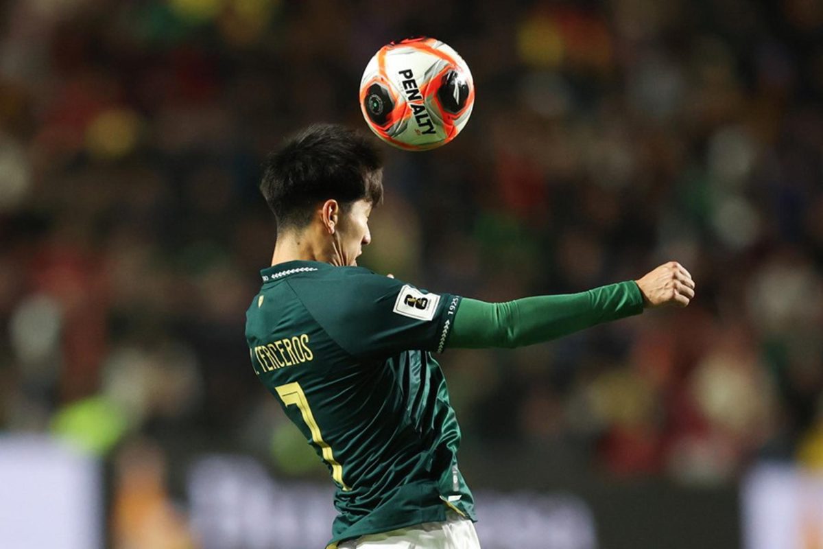 Miguel Terceros de Bolivia cabecea el balón en un partido por las eliminatorias a la Copa Mundial 2026. EFE/ Luis Gandarillas
