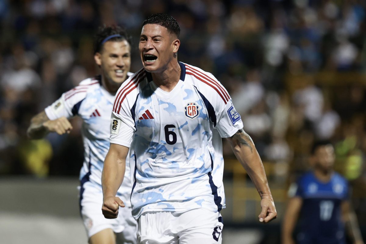 Alexis Gamboa, de Costa Rica, celebra un gol en un partido por la clasificación de Concacaf para la Copa Mundial de Fútbol entre Nicaragua y Costa Rica en el estadio Nacional de Fútbol, en Managua (Nicaragua). EFE/ STR
