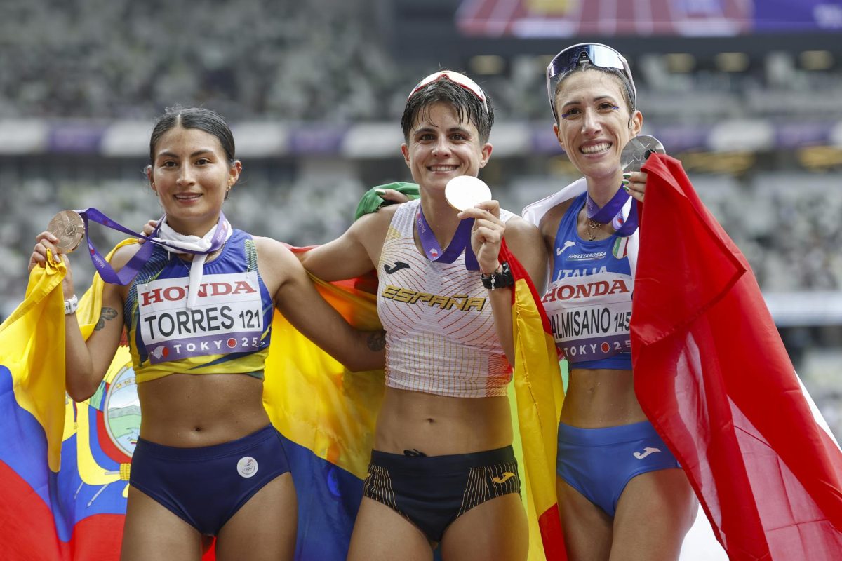 La ecuatoriana Paula Torres (d), junto a la ganadora, la española María Pérez, y la segunda clasificada, la italiana Antonella Palmisano. EFE/EPA/FRANCK ROBICHON
