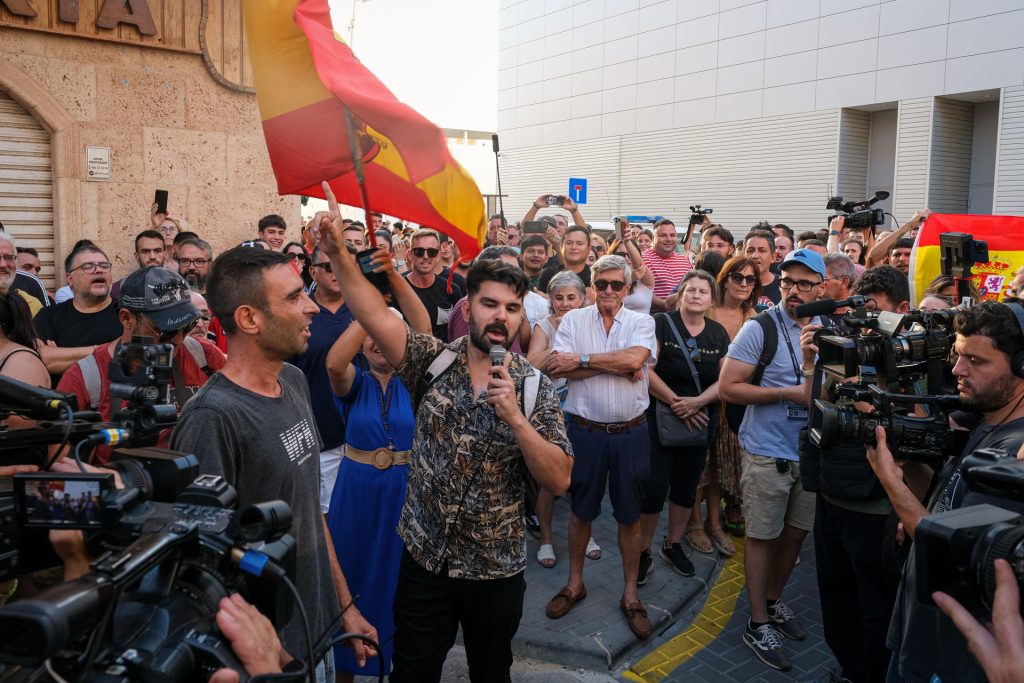 Imagen de archivo de varios 'influencers' y agitadores de redes sociales en una concentración en Torre Pacheco (Murcia) el pasado 15 de julio. EFE/ Pablo Miranzo