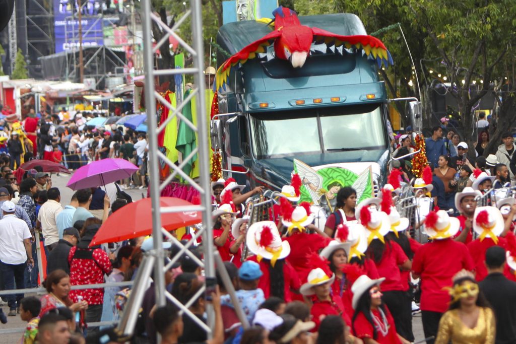 Personas participan en los actos de conmemoración del aniversario de la ciudad de Tegucigalpa este sábado, en Tegucigalpa (Honduras). EFE/STR