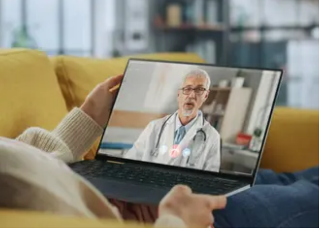 Una mujer con una tablet recibiendo atención médica en líena