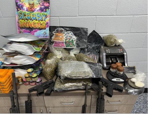 Una extensa investigación sobre la venta de drogas en un negocio local terminó con tres arrestos y la incautación de armas y grandes cantidades de narcóticos, según informó la Unidad de Narcóticos y Represión del Vicio del Departamento de Policía de Rocky Moun