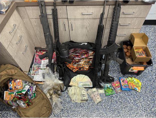 Una extensa investigación sobre la venta de drogas en un negocio local terminó con tres arrestos y la incautación de armas y grandes cantidades de narcóticos, según informó la Unidad de Narcóticos y Represión del Vicio del Departamento de Policía de Rocky Moun