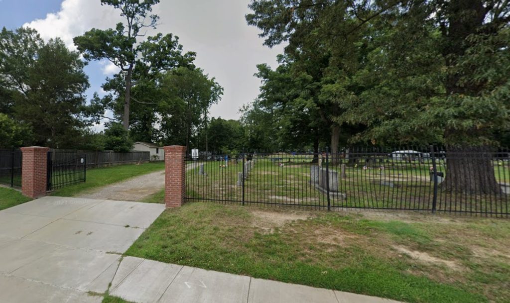 Una mujer de Greensboro de 27 años apareció el viernes 31 de octubre en la corte bajo cargos relacionados con destrozar un cementerio local.