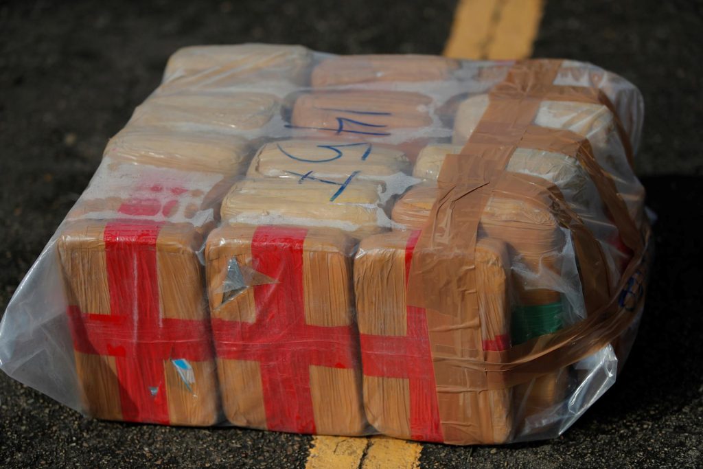 Agentes del Ejército y de la Guardia Nacional aseguraron un tractocamión con "paquetes de droga entre cajas de chile", en una revisión en un punto fronterizo ubicado en San Luis Río Colorado, Sonora, apuntó Defensa en un comunicado. Fotografía de archivo. EFE/ Bienvenido Velasco
