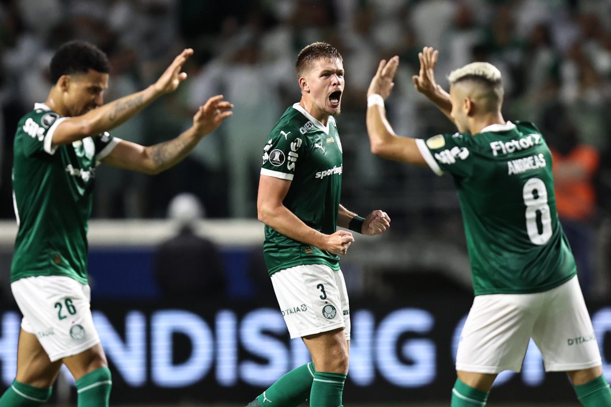 Bruno Fuchs (c), de Palmeiras, celebra un gol en el partido de vuelta por la semifinal de la Copa Libertadores ante Liga de Quito en el estadio Allianz Parque, en Sao Paulo (Brasil). EFE/Isaac Fontana
