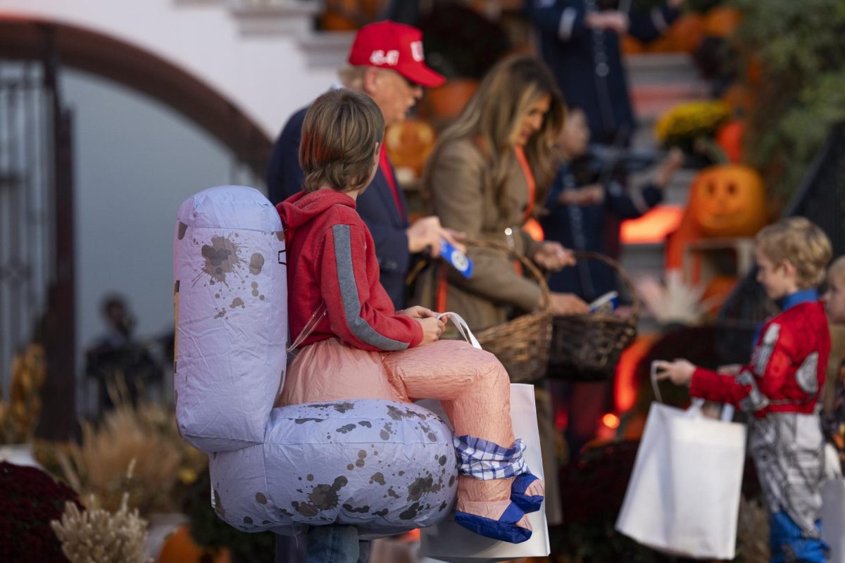 El presidente de Estados Unidos, Donald Trump, y la primera dama, Melania Trump, organizan un evento de "truco o trato" de Halloween en el jardín sur de la Casa Blanca en Washington, D.C., Estados Unidos, el 30 de octubre de 2025.. EFE/EPA/Aaron Schwartz
