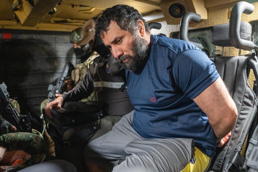 Fotografía de archivo del confeso narcotraficante ecuatoriano José Adolfo Macías Villamar, alias Fito (d), tras su captura, en Guayaquil (Ecuador). EFE/Mauricio Torres