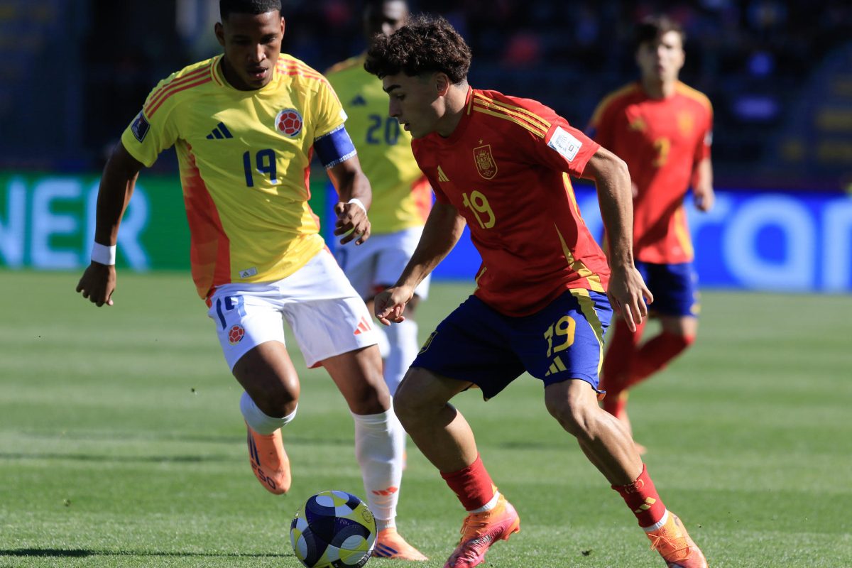 Jan Virgili (d) de España disputa el balón con Kéner González de Colombia este sábado en el partido de cuartos de final de la Copa Mundial Sub-20 en el estadio Fiscal de Talca (Chile). EFE/ Benjamín Hernández
