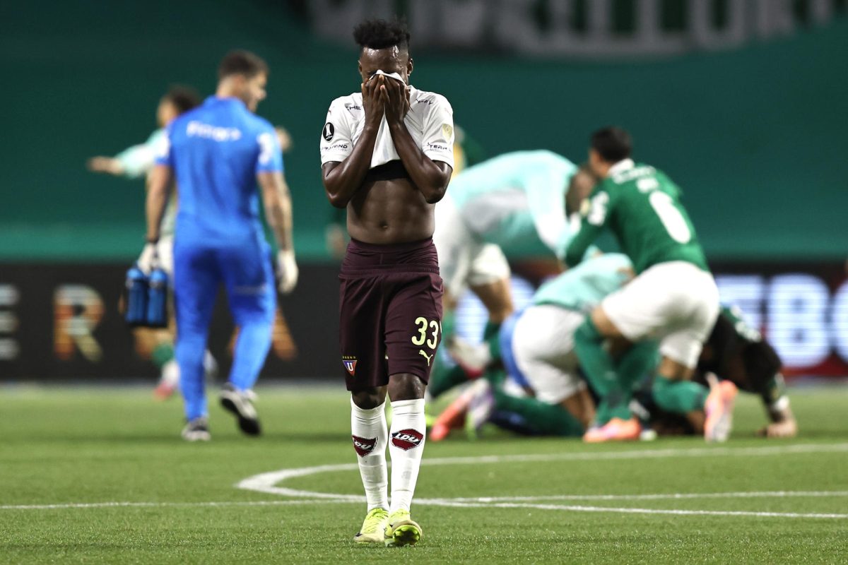 Leonel Quiñónez, de Liga de Quito, se lamenta por la derrota 4-0 en el partido de vuelta en la semifinal de la Copa Libertadores ante Palmeiras, en Sao Paulo. EFE/Isaac Fontana
