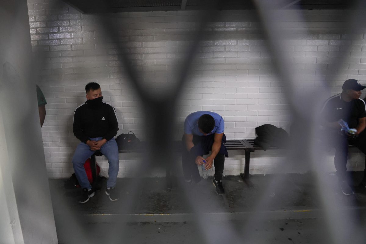 Un grupo de agentes del Sistema Penitenciario de Guatemala esperan audiencia en la Torre de Tribunales este sábado, en Ciudad de Guatemala (Guatemala). EFE/ Mariano Macz