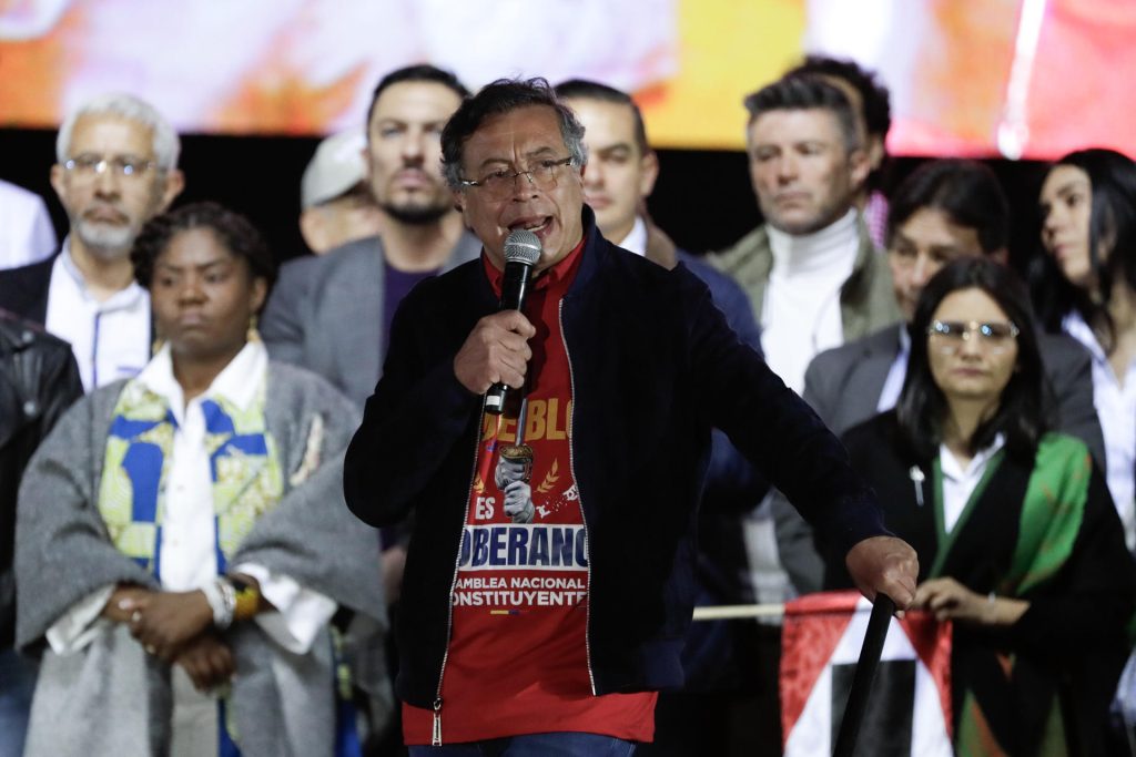 El presidente de Colombia, Gustavo Petro, pronuncia un discurso en la Plaza de Bolívar este viernes, en Bogotá (Colombia). EFE/ Carlos Ortega