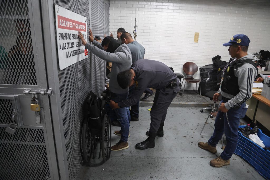 Un grupo de agentes del Sistema Penitenciario de Guatemala esperan audiencia en la Torre de Tribunales este sábado, en Ciudad de Guatemala (Guatemala). EFE/ Mariano Macz