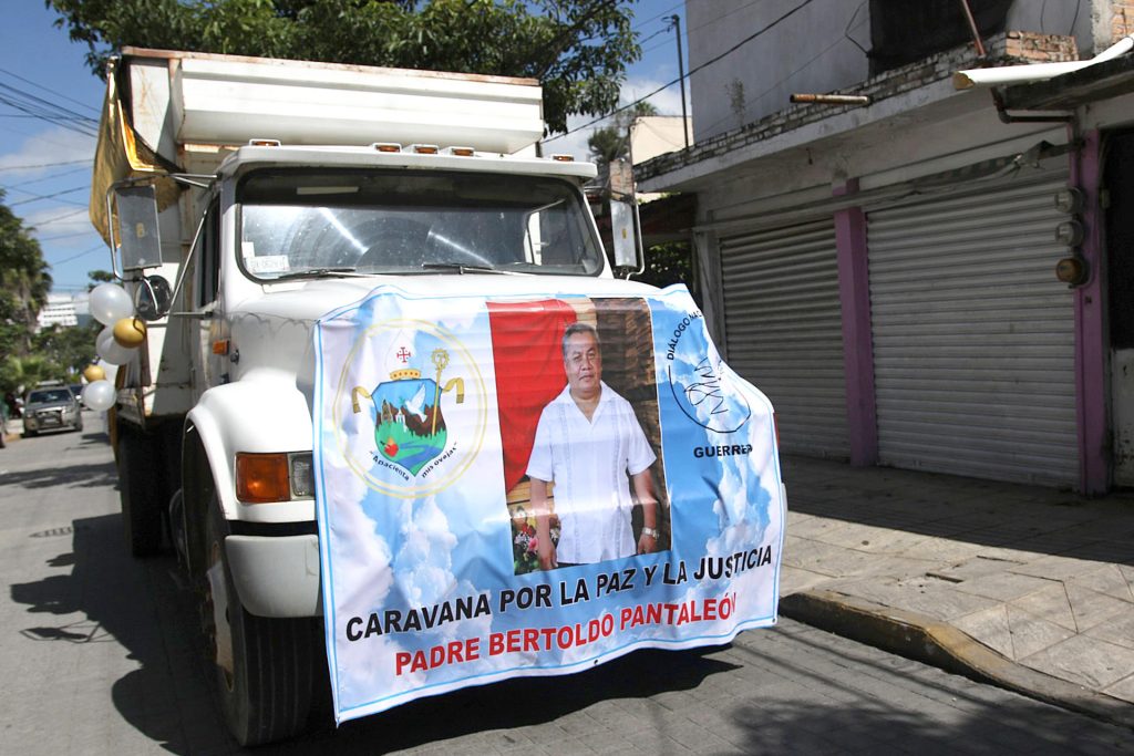 Fotografía de un vehículo durante una caravana por la Paz este sábado, en el municipio de Chilpancingo, en Guerrero (México). EFE/José Luis de la Cruz