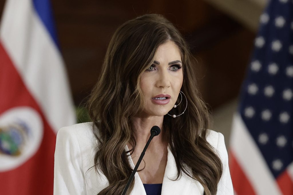 Fotografía de archivo de la secretaria de Seguridad Nacional de los Estados Unidos, Kristi Noem, en San José (Costa Rica). EFE/Jeffrey Arguedas