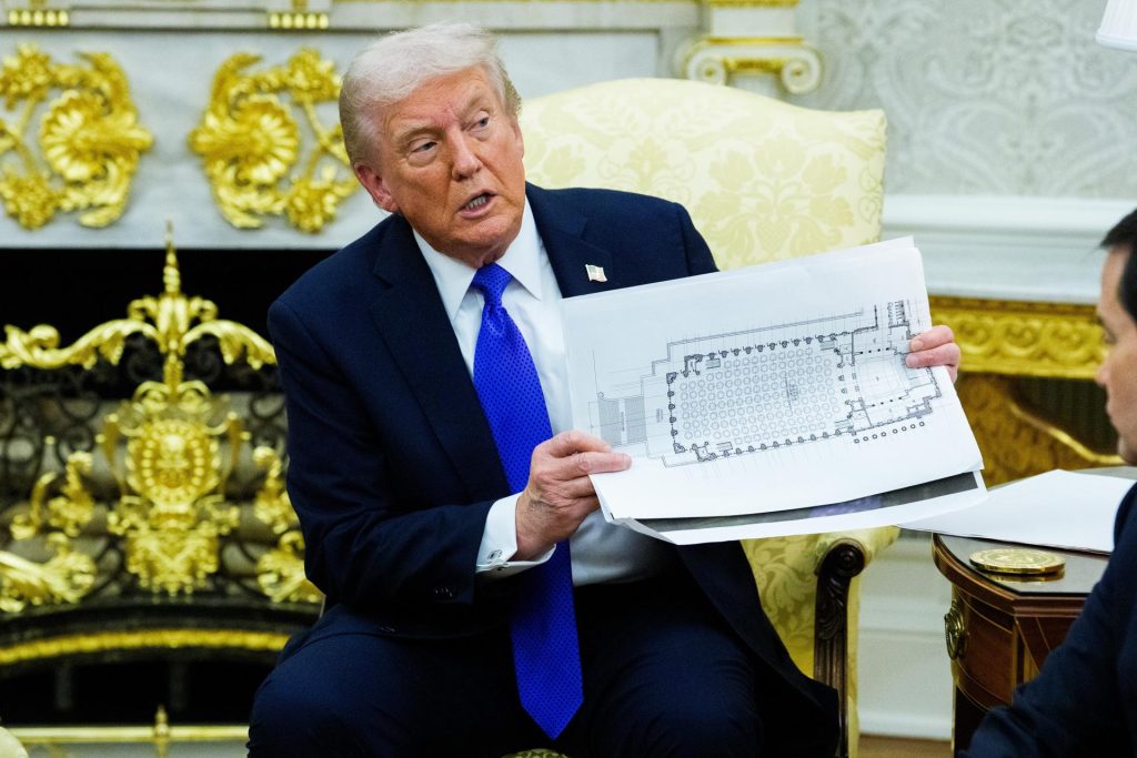 El presidente de Estados Unidos, Donald J. Trump, sostiene una maqueta del nuevo salón de la Casa Blanca, el 22 de octubre de 2025. EFE/AARON SCHWARTZ / POOL