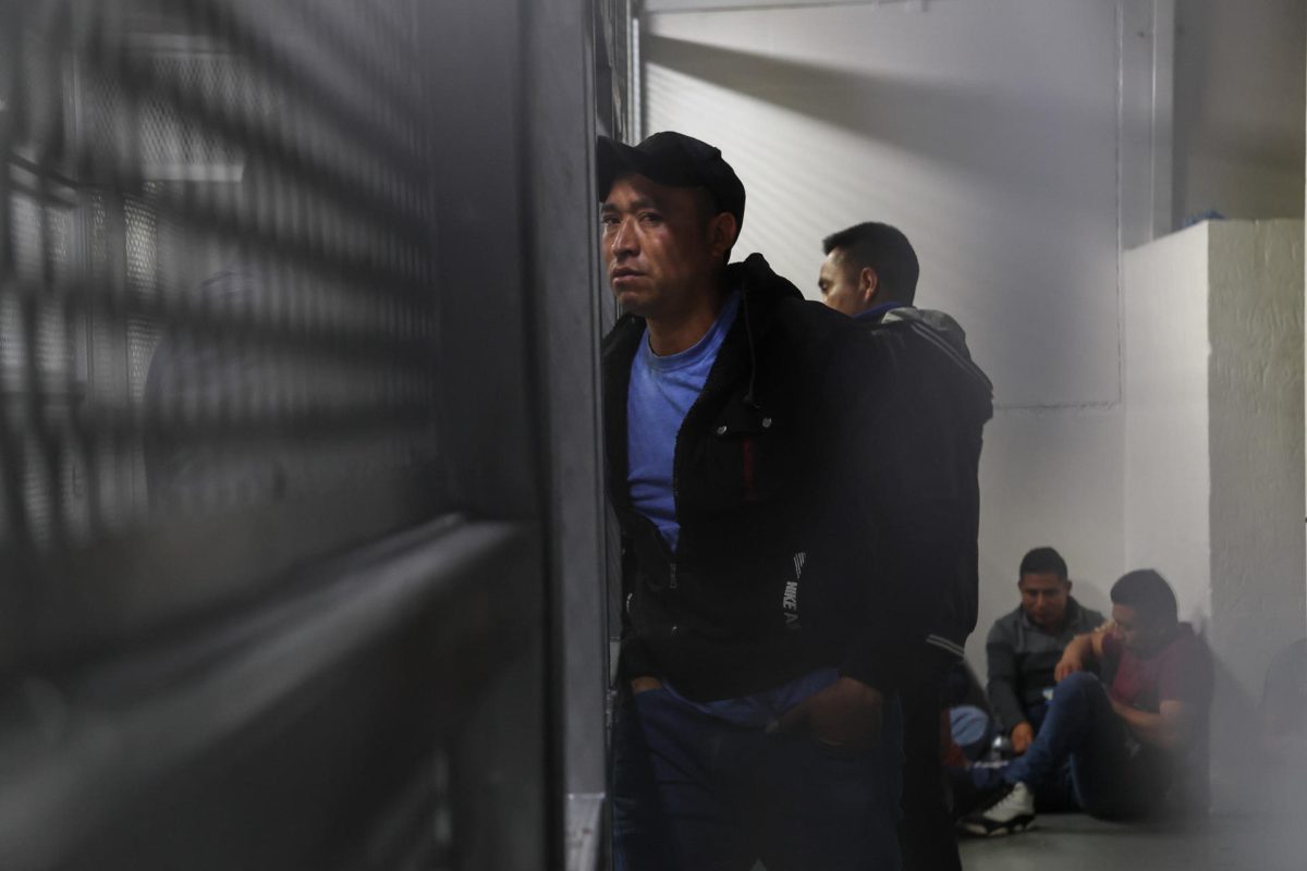 Un grupo de agentes del Sistema Penitenciario de Guatemala esperan audiencia en la Torre de Tribunales este sábado, en Ciudad de Guatemala (Guatemala). EFE/ Mariano Macz
