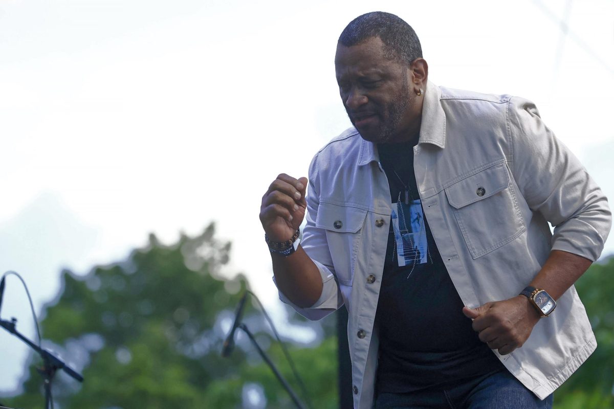 El puertorriqueño Moncho Rivera, sobrino del legendario vocalista Ismael Rivera, fue captado este domingo, durante su presentación en el Día Nacional de la Salsa 2025, en la Plaza de la Independencia, en San Juan (Puerto Rico). EFE/Thais Llorca
