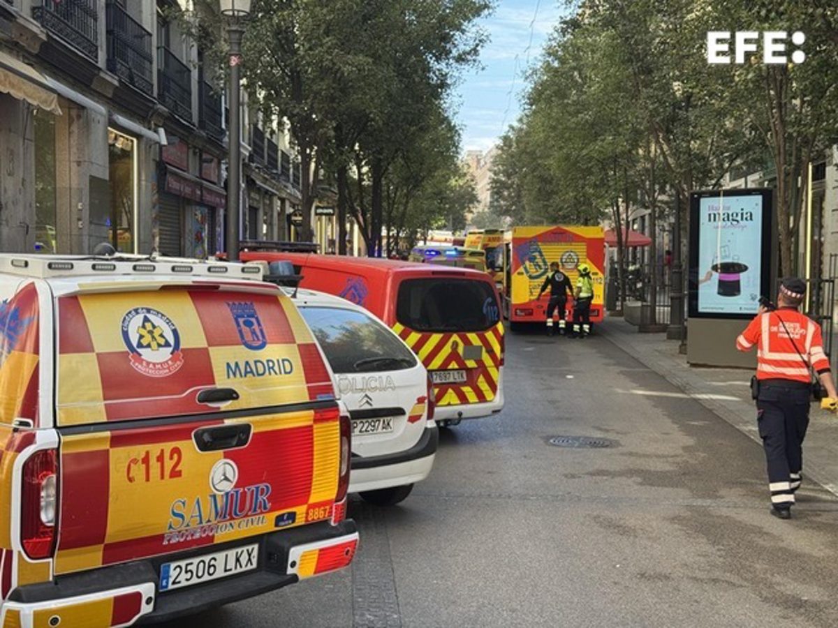 Los guías caninos de la Policía Nacional y drones de la Policía Municipal trabajan para encontrar posibles personas atrapadas por el derrumbe del forjado de un edificio en la calle Hileras de Madrid, en el que, de momento, hay un herido grave y dos de carácter leve, han informado a EFE fuentes policiales. EFE/Nahia Peciña
