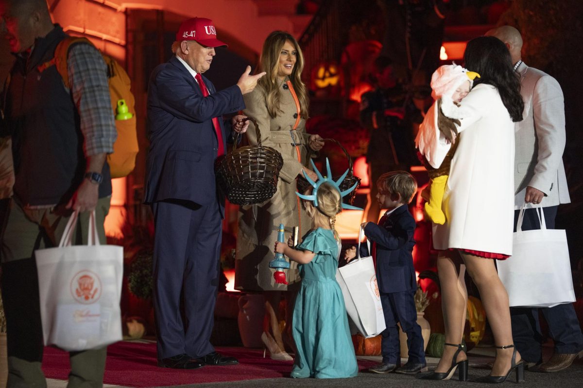 El presidente de Estados Unidos, Donald Trump, y la primera dama, Melania Trump, organizan un evento de "truco o trato" de Halloween en el jardín sur de la Casa Blanca en Washington, D.C., Estados Unidos, el 30 de octubre de 2025.. EFE/EPA/Aaron Schwartz
