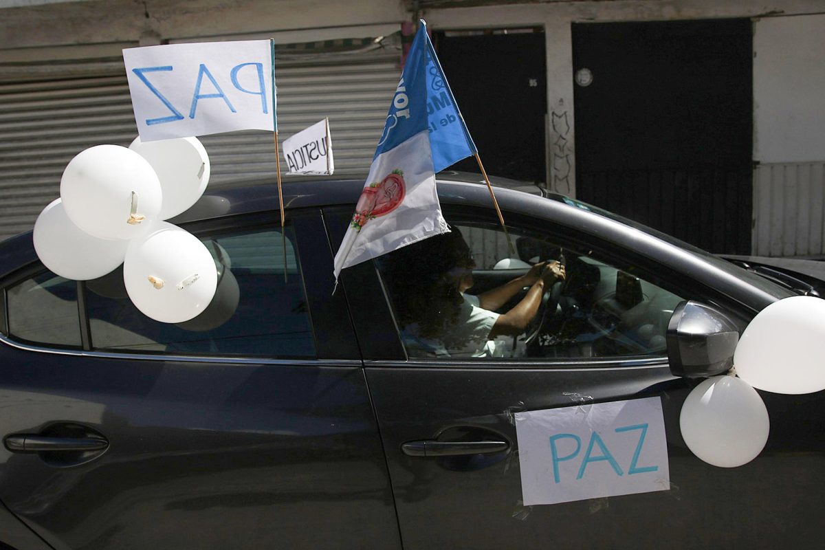 Fotografía de un vehículo durante una caravana por la Paz este sábado, en el municipio de Chilpancingo, en Guerrero (México). EFE/José Luis de la Cruz
