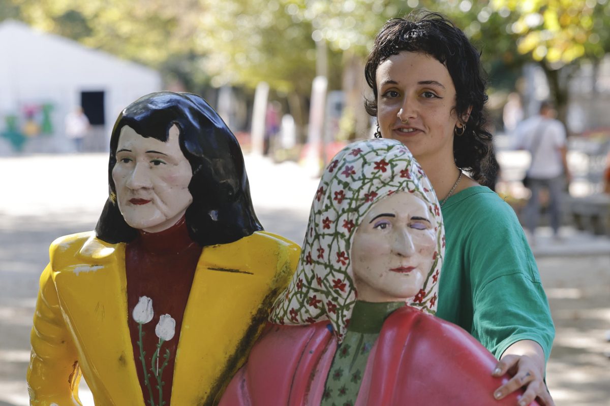 La pedagoga María Benito posa para la entrevista con Efe en la que explica su taller encontrar pareja, 'No sé ligar', impartido en Santiago de Compostela. EFE/Lavandeira jr
